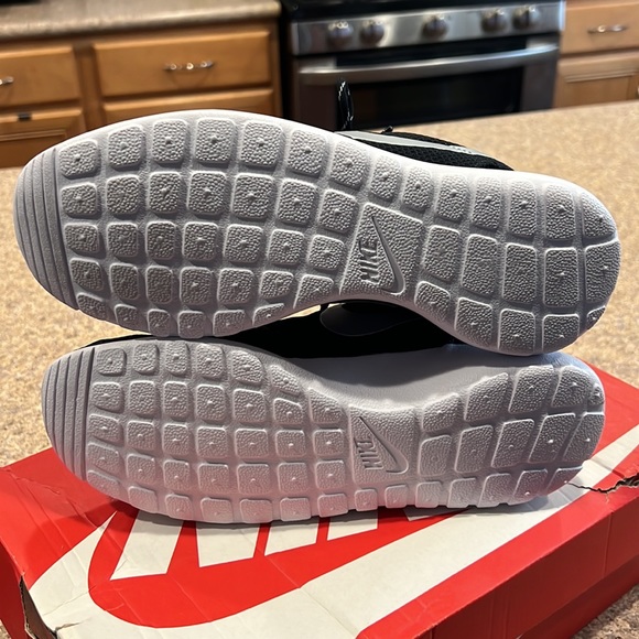 Women’s Nike Rosherun - Picture 2 of 7
